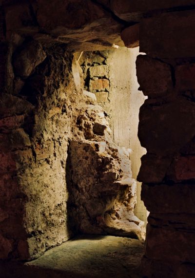 Rok 2016: widok piwnic po ich zabezpieczeniu i udostępnieniu do zwiedzania jako elementy podziemnej trasy. Fotografia ze zbior&oacute;w Biura Miejskiego Konserwatora Zabytk&oacute;w UM Rzeszowa